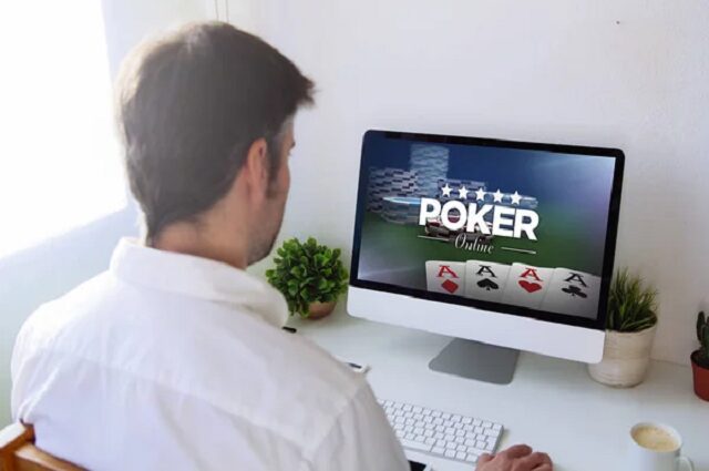  Homme-jouant-au-poker-en-ligne