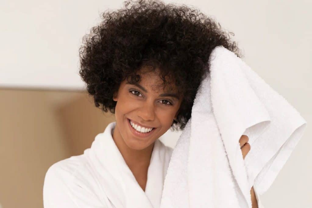 Pourquoi il ne faut pas utiliser sa serviette de bain pour les cheveux ?