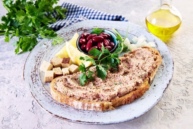Assiette de pain grillé appétissant avec pâté de foie gras végétalien
