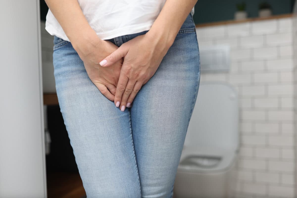 Cette femme, confrontée à des fuites urinaires, rappelle à chacun d'entre nous qu'aucun trouble, même léger, ne doit être négligé et qu'il est important de se tourner vers des solutions