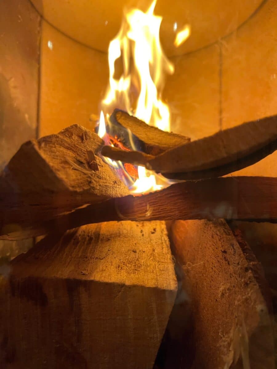 Selon le Citepa, la combustion de bois en foyers domestiques est responsable en France d'une part significative des émissions de divers polluants