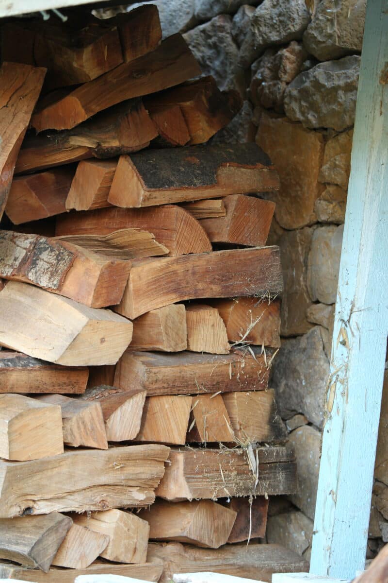 L'art du rangement de bois : un agencement parfait qui laisse l'air circuler, essentiel pour un séchage optimal