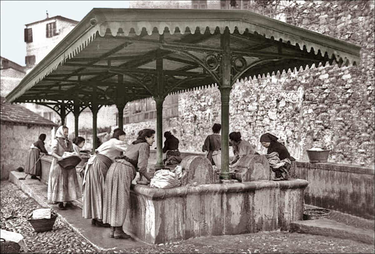 Photo Wikimedia Commons. 1850, au cœur du lavage traditionnel : les femmes utilisant la cendre pour laver le linge, époque où le mot 'lessive' tirait son origine du latin 'lixivia', désignant la solution de cendre