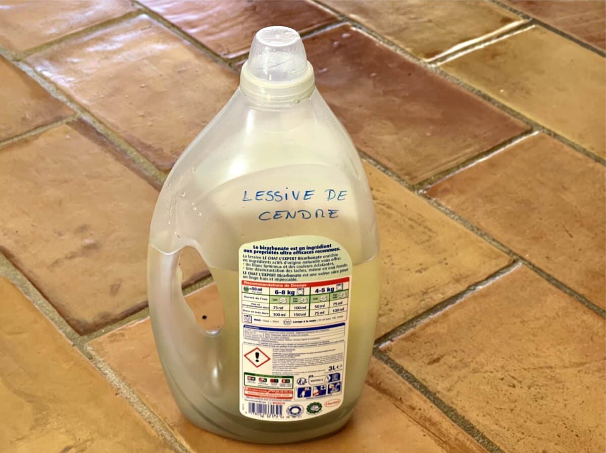 Étiquetage vital : ce bidon contient un produit corrosif, rappelant l'importance cruciale de le marquer clairement pour assurer la sécurité, notamment en présence d'enfants