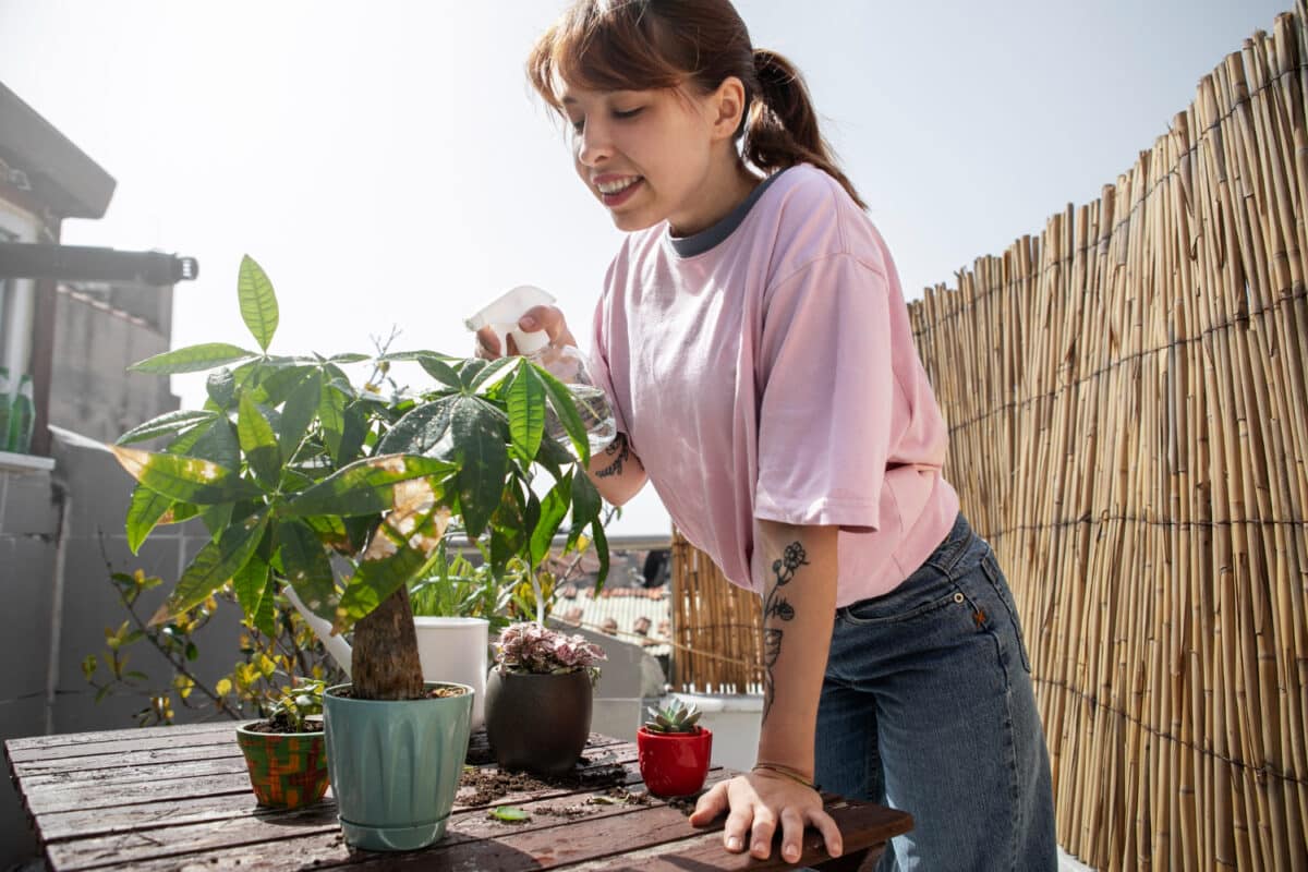 Préparer ses plantations n'est pas plus compliqué que pour de classiques jardinières : une table dégagée et quelques outils suffisent
