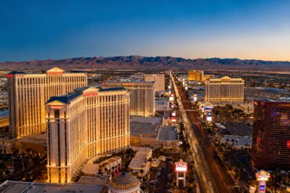 Le Strip de Las Vegas illuminé au crépuscule, hôtels-casinos et néons bordant la grande avenue du désert du Nevada