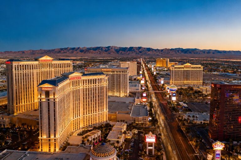 Le Strip de Las Vegas illuminé au crépuscule, hôtels-casinos et néons bordant la grande avenue du désert du Nevada