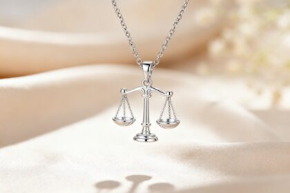 Collier en argent avec un pendentif balance, symbole du signe astrologique de la Balance
