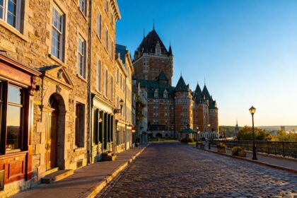 Vue du Vieux-Québec avec le Château Frontenac et des bâtiments historiques en pierre