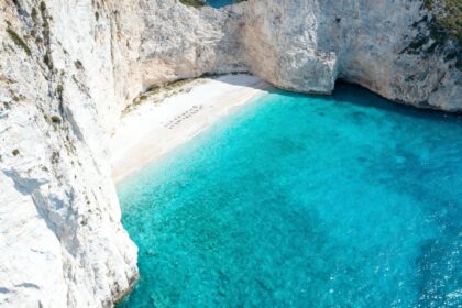 Vue aérienne d'une crique turquoise bordée de falaises blanches à Zakynthos, en Grèce